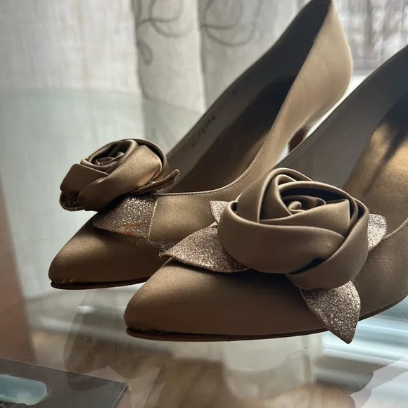 Stuart Weitzman - Picture 4 of 6